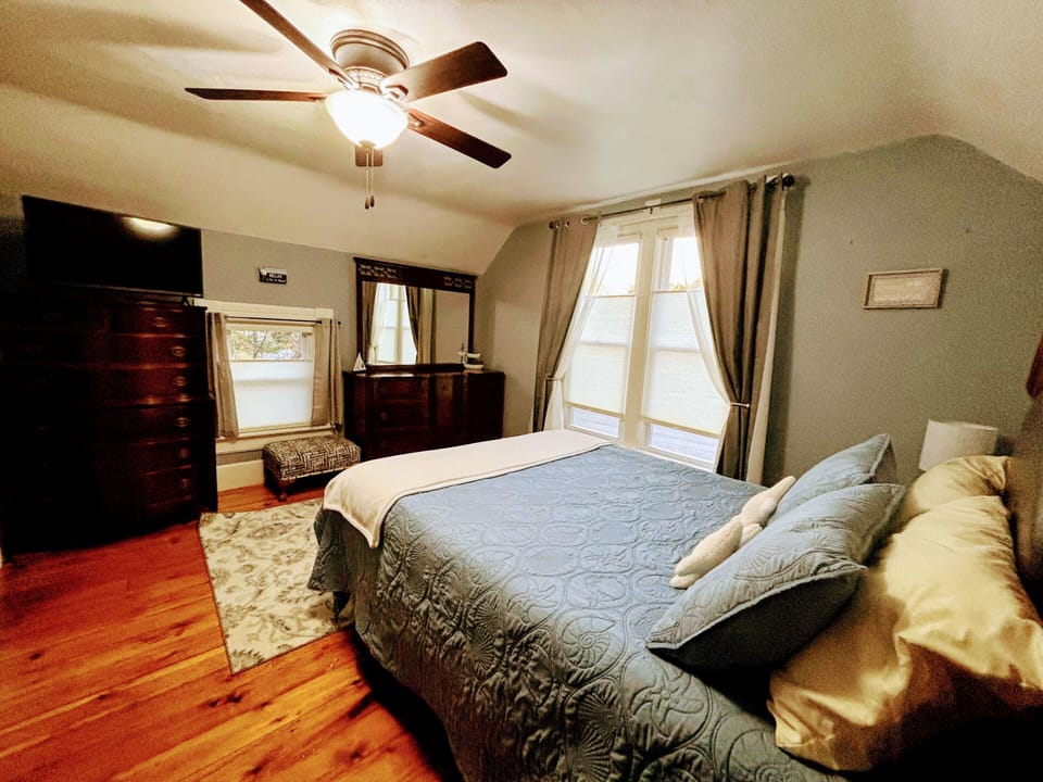 BR #2 -2nd floor Queen Memory Foam X-Large Room with tv, dressers, ceiling fan