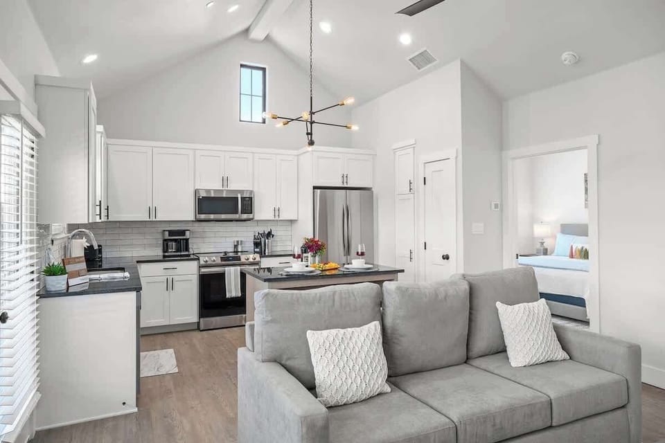 Condo, 1 King Bed, Hot Tub (940 S Eagle B2 #203) | Interior