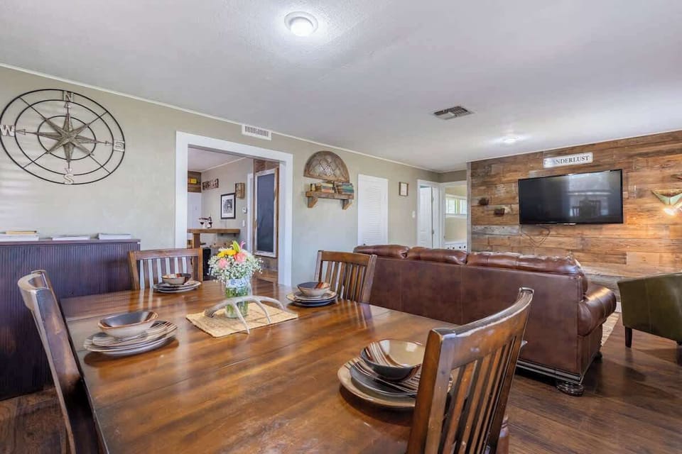 House, Multiple Beds, Hot Tub (413 W San AntonioCmb) | Dining