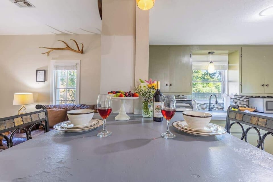 House, Multiple Beds, Hot Tub (413 W San AntonioCmb) | Dining