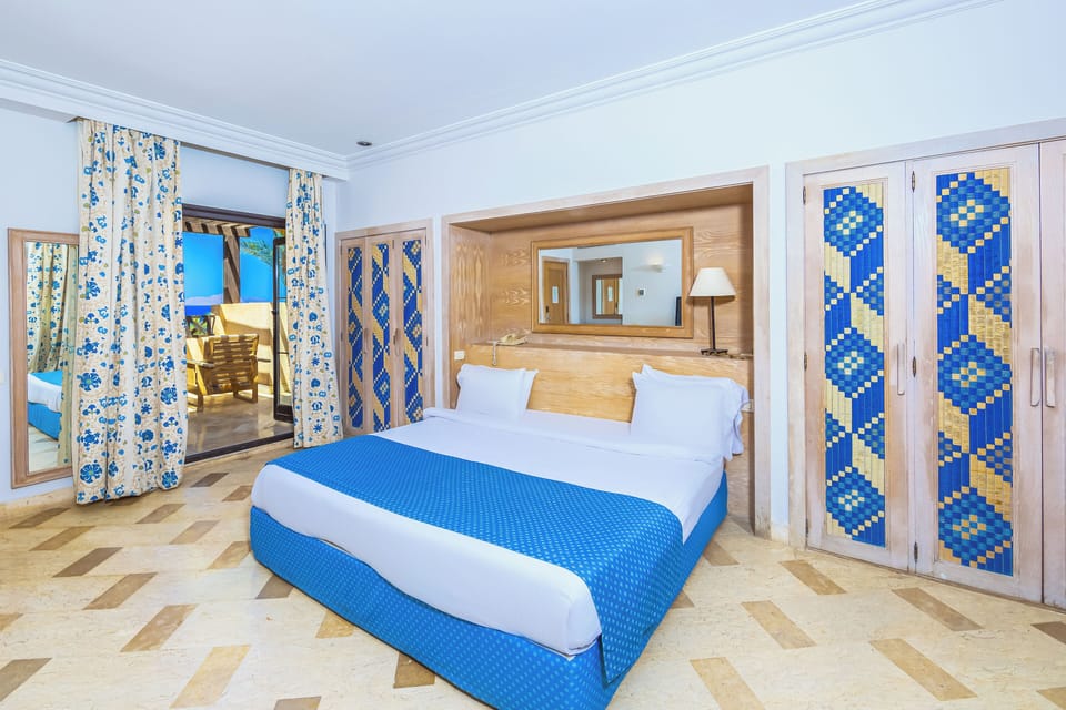 Deluxe Room | Minibar, in-room safe, blackout drapes, iron/ironing board