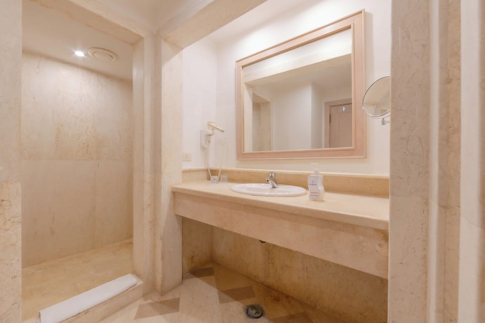 Standard Room | Bathroom | Shower, hair dryer, slippers, towels