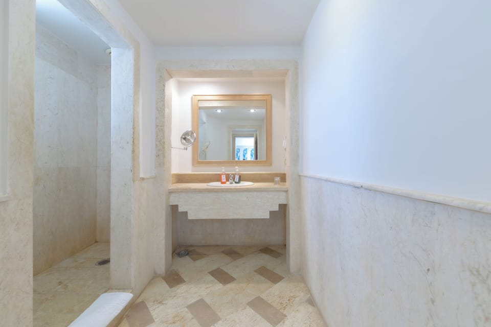 Deluxe Room | Bathroom | Shower, hair dryer, slippers, towels