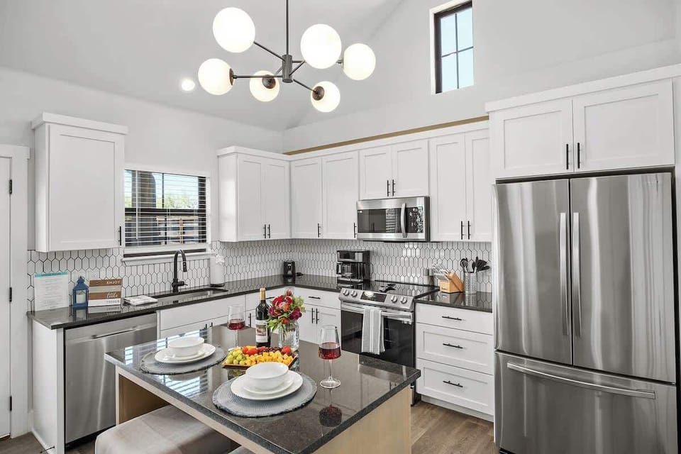 House, 1 King Bed, Hot Tub (940 S Eagle B2 #202) | Private kitchen | Coffee/tea maker, electric kettle