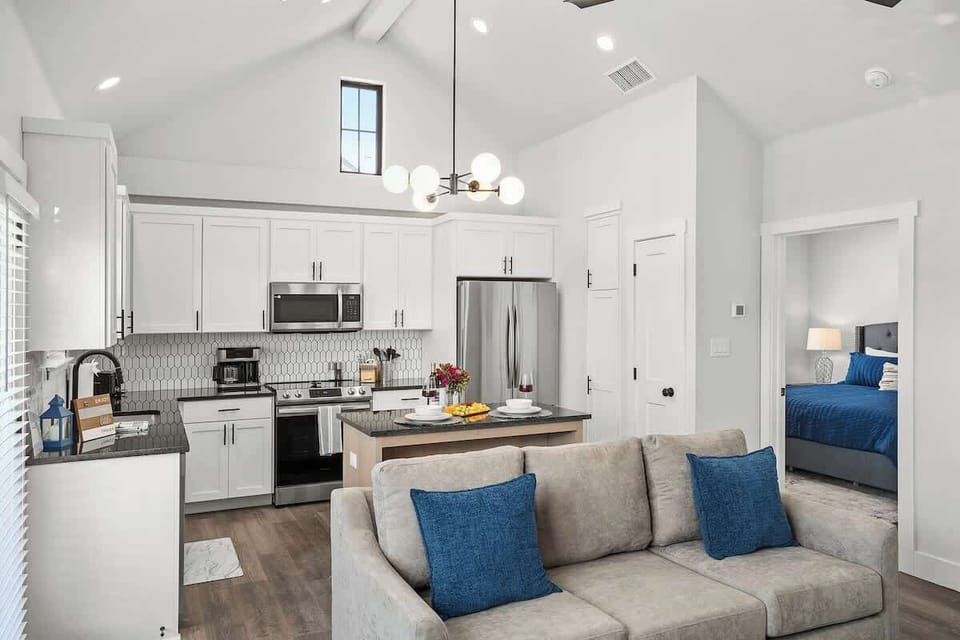House, 1 King Bed, Hot Tub (940 S Eagle B2 #202) | Interior