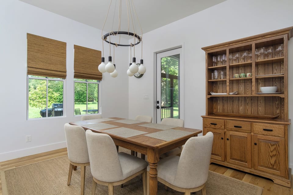Dining area with seating for 6.