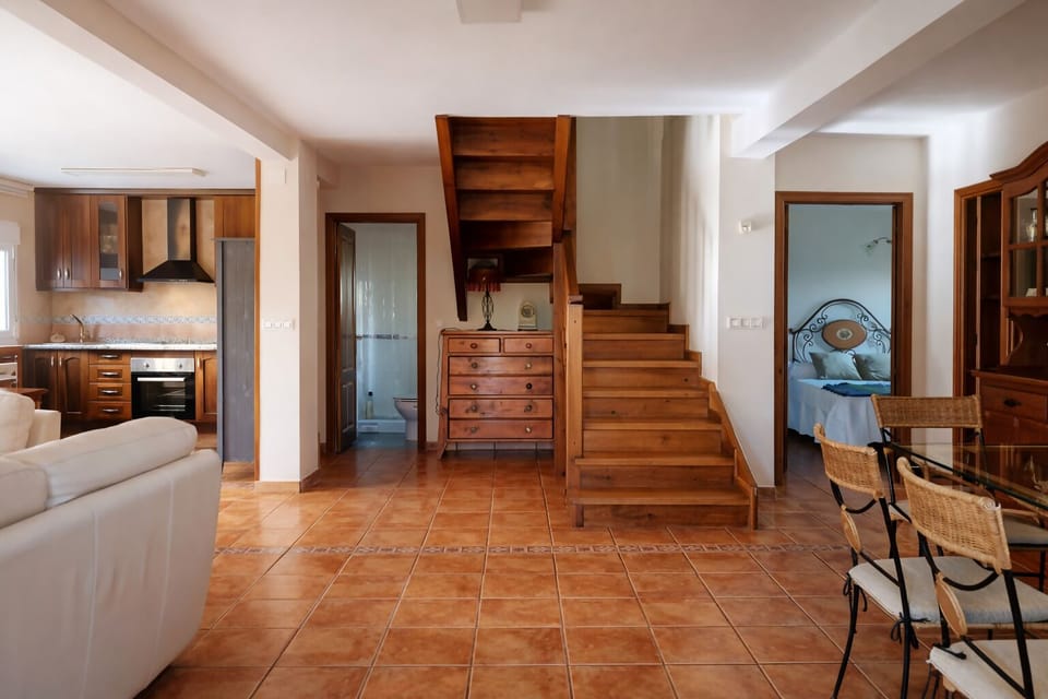 Communal lounge/ TV room,Kitchen or kitchenette,Living room,Photo of the whole room,Floor plan,Dining area,Bath