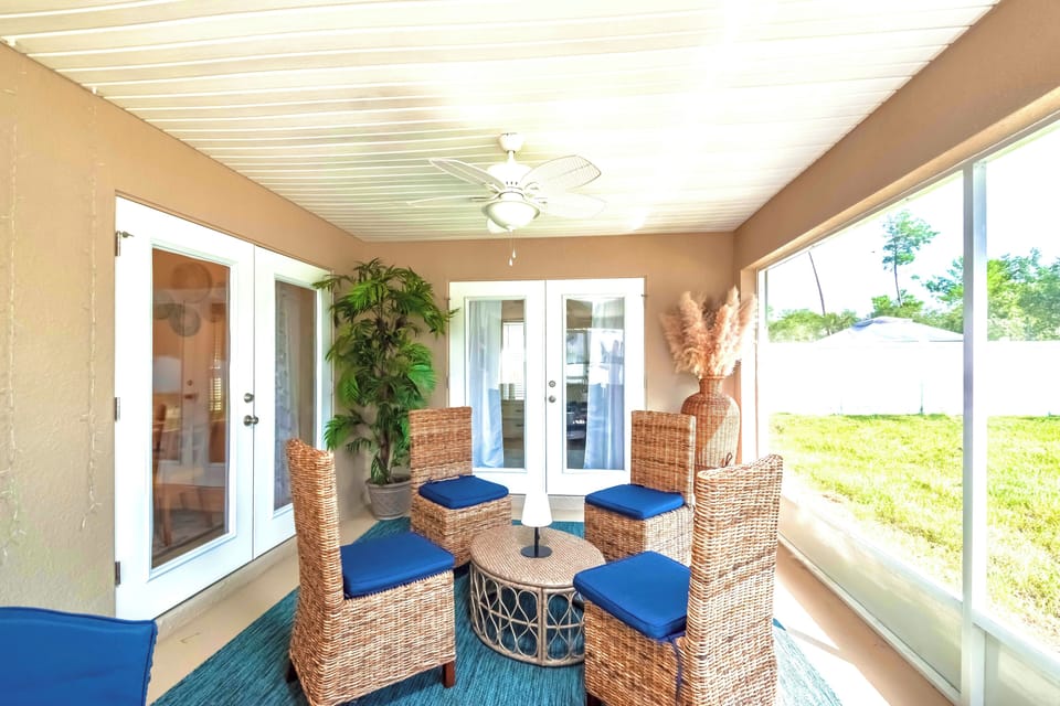 Large Private Fully Screened Lanai.
Great place to gather anytime. 