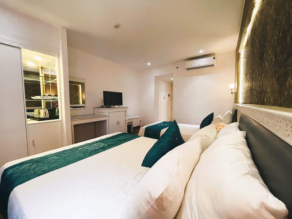 Superior Triple Room | Desk, laptop workspace, bed sheets