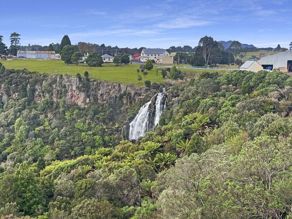 Waratah Waterfall