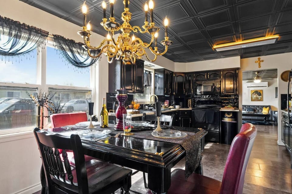Elegant Dining with Luxe Touches 
Dine under a sparkling chandelier in this bold and elegant space—perfect for wine nights, family dinners, or celebrating a special weekend in Walla Walla.