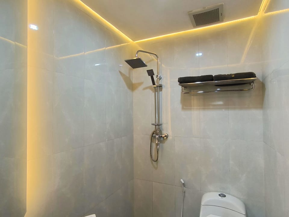 Deluxe Double Room | Bathroom | Shower, rainfall showerhead, slippers, towels