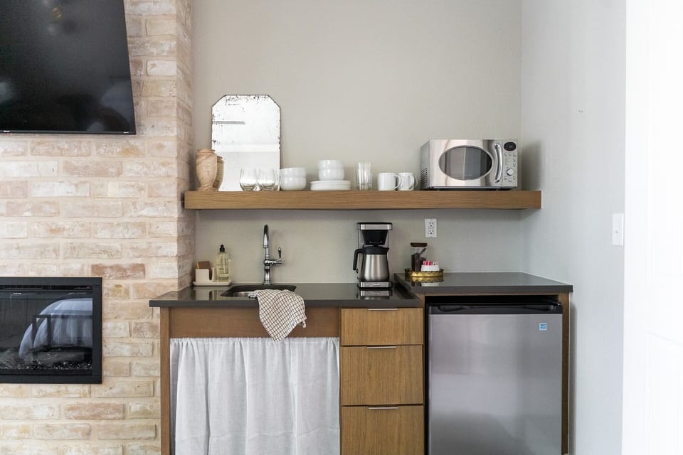Kitchenette and fireplace/TV
