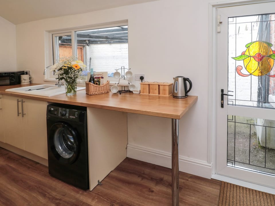 Cottage | Private kitchen | Fridge, electric kettle, toaster, cookware/dishes/utensils