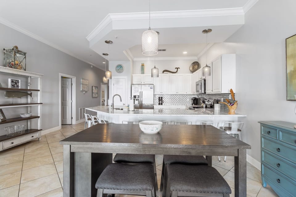 Convenient dining table