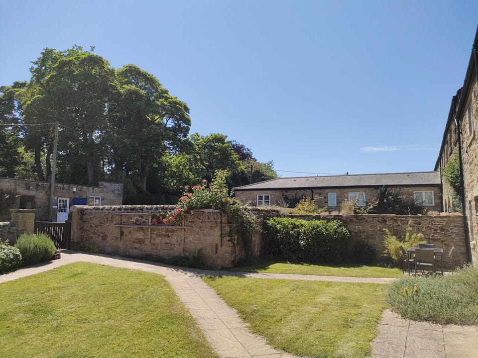 Maltpool Cottage - courtyard to front of cottage