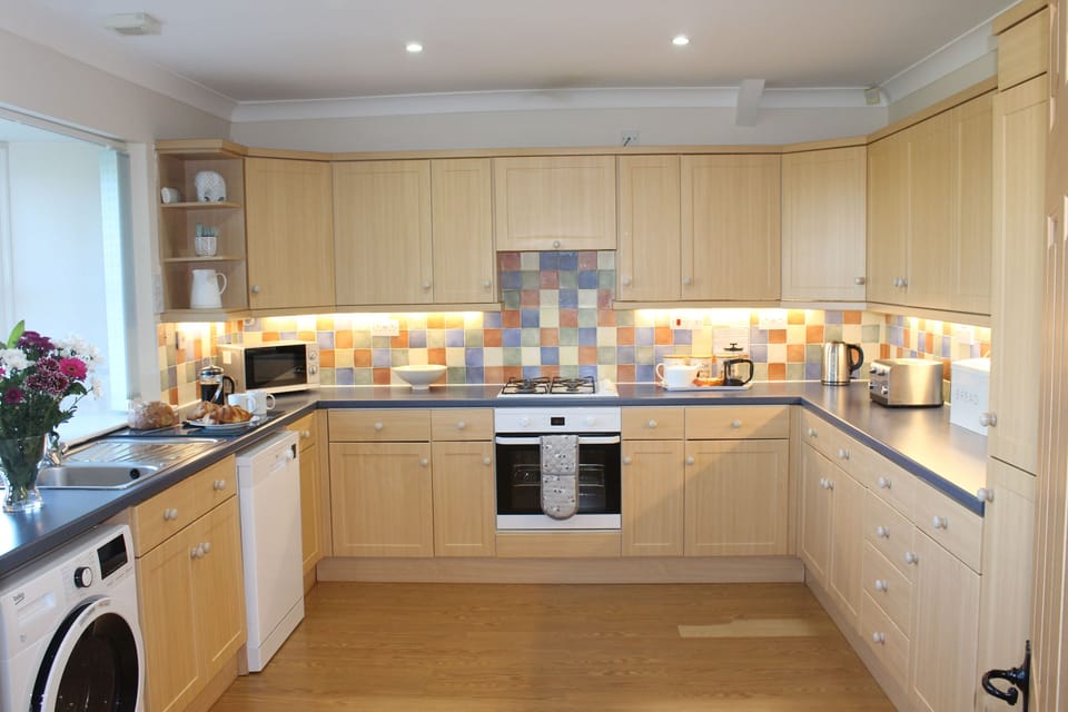 Maltpool Cottage - Spacious Kitchen with modern appliances