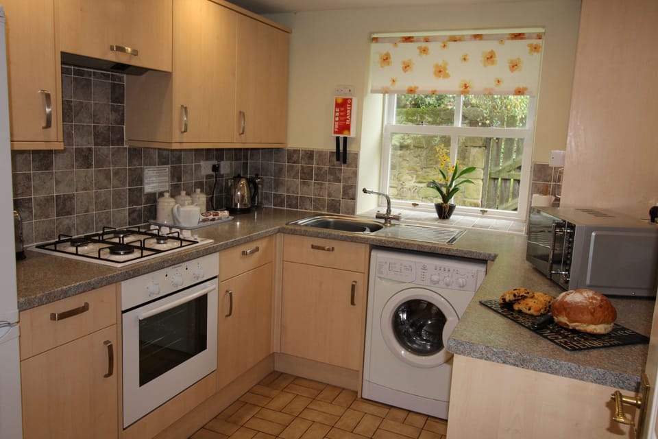 Pele Cottage - Fully equipped separate kitchen