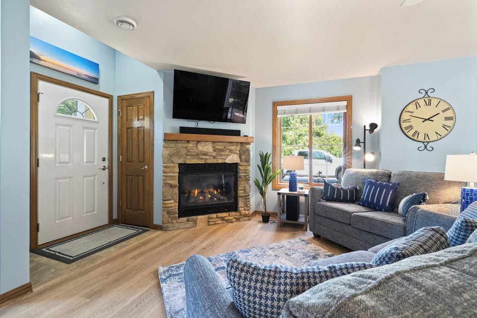 Welcome to The Retreat at Sunshine Creek! Comfortable living space includes a Smart TV, gas fireplace and a pull-out couch for extra sleeping space