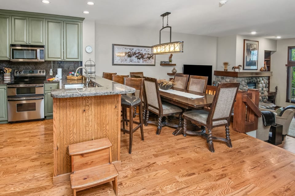 Condo, 3 Bedrooms | Private kitchen | Fridge, oven, coffee/tea maker, toaster