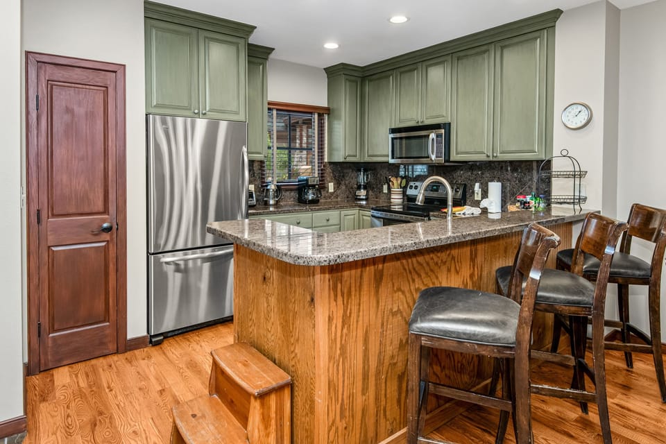 Condo, 3 Bedrooms | Private kitchen | Fridge, oven, coffee/tea maker, toaster