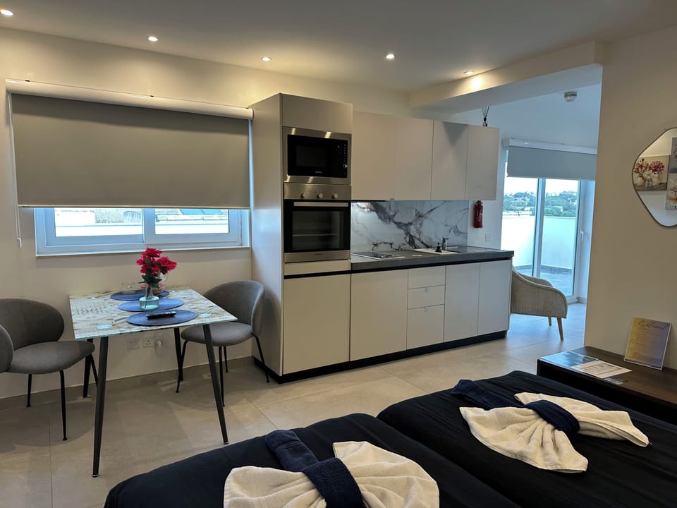 Penthouse | Desk, laptop workspace, soundproofing, free cribs/infant beds