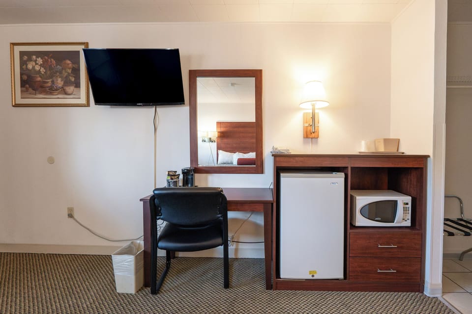 Basic Room, 1 King Bed, Non Smoking | Living area | TV