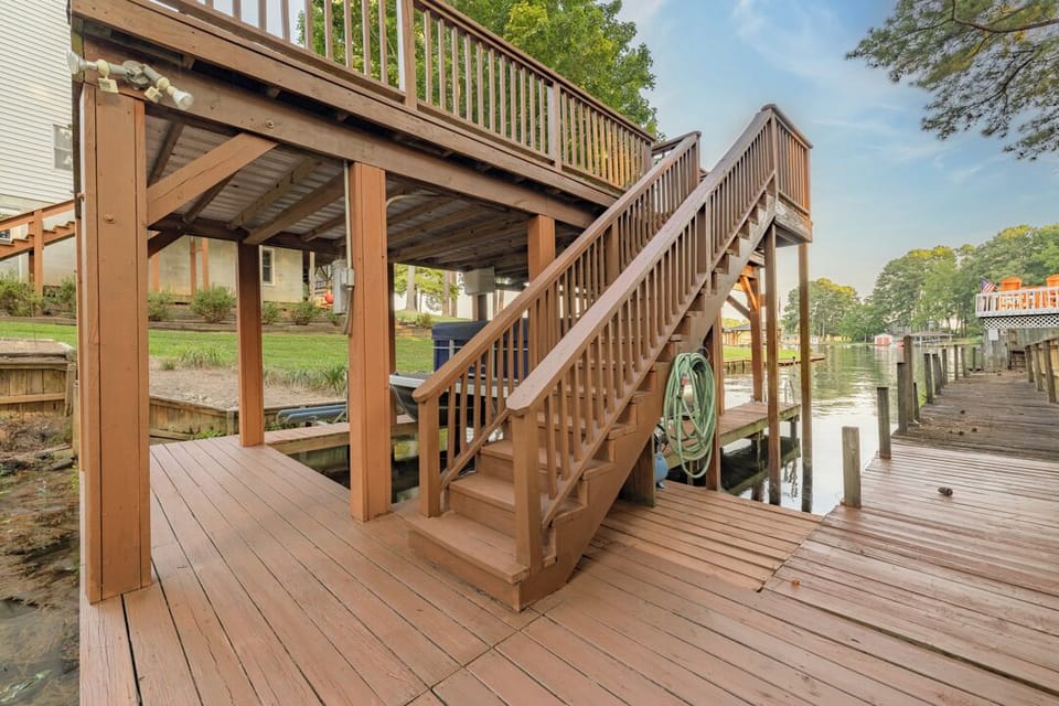 Enjoy the upper dock for sun bathing.