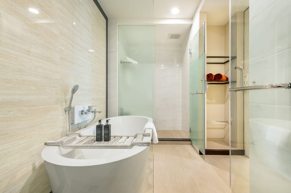 Luxury Twin Room | Bathroom | Shower, rainfall showerhead, hair dryer, towels