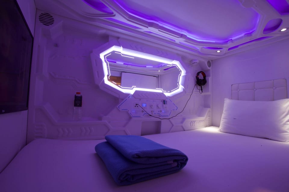 Single Capsule | Free WiFi, bed sheets