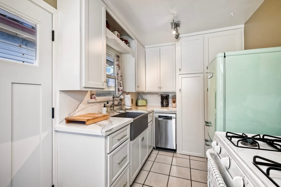 Unit B kitchen