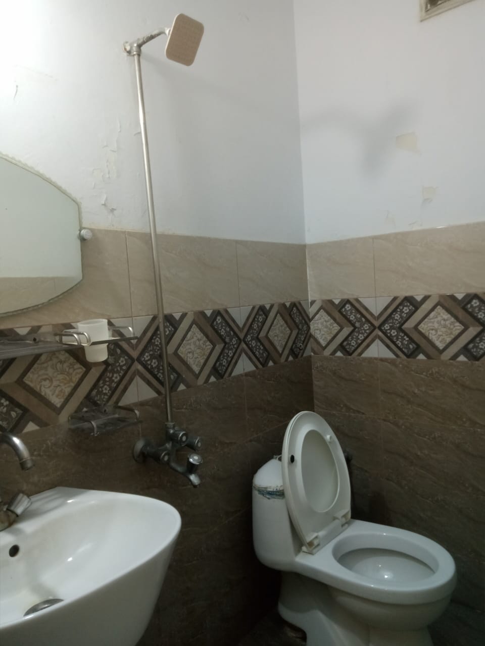 Deluxe Quadruple Room | Bathroom | Shower, slippers, towels, soap