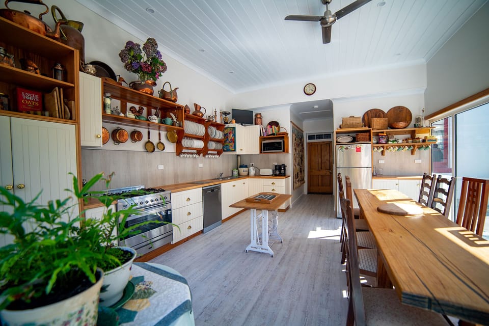 Full-size fridge, microwave, oven, stovetop