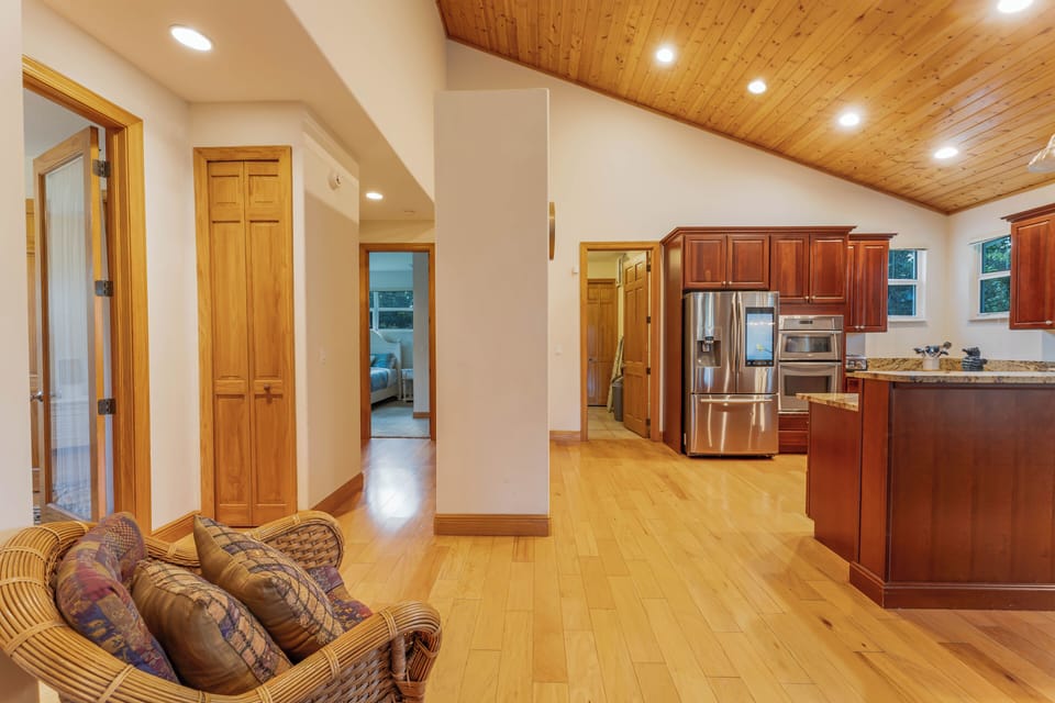 Little sitting area in between the open area and the kitchen.