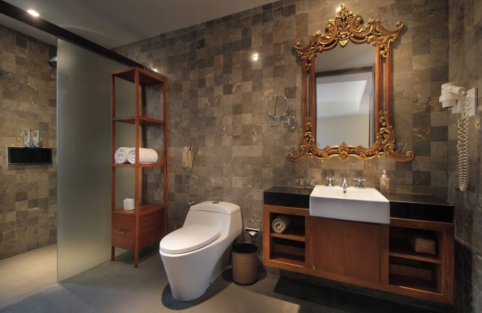 Shower, rainfall showerhead, free toiletries, hair dryer