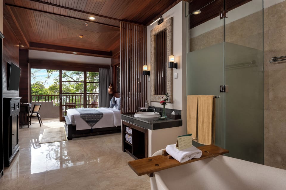 Club Room | 1 bedroom, minibar, in-room safe, desk