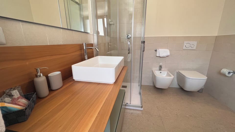 Double or Twin Room | Bathroom | Shower, rainfall showerhead, hair dryer, bidet