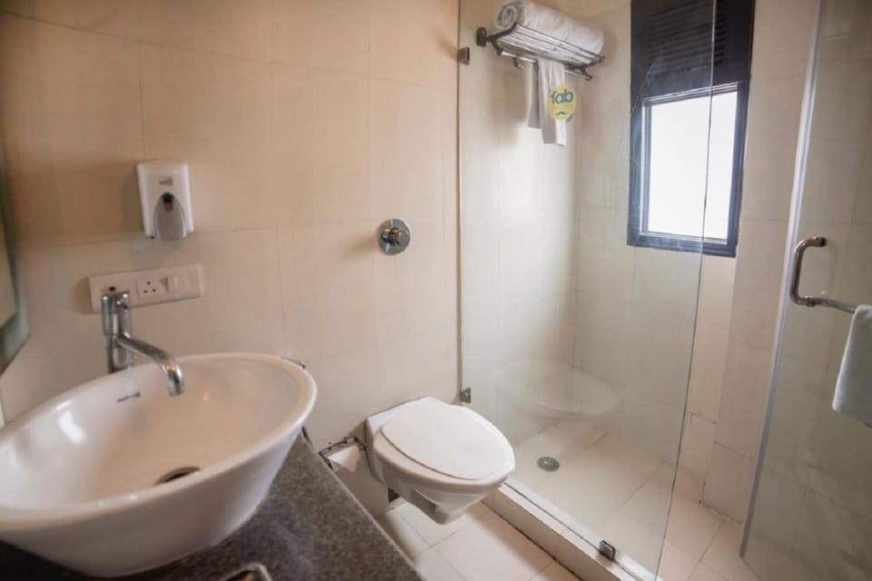 Deluxe Room | Bathroom | Shower, rainfall showerhead, towels, shampoo