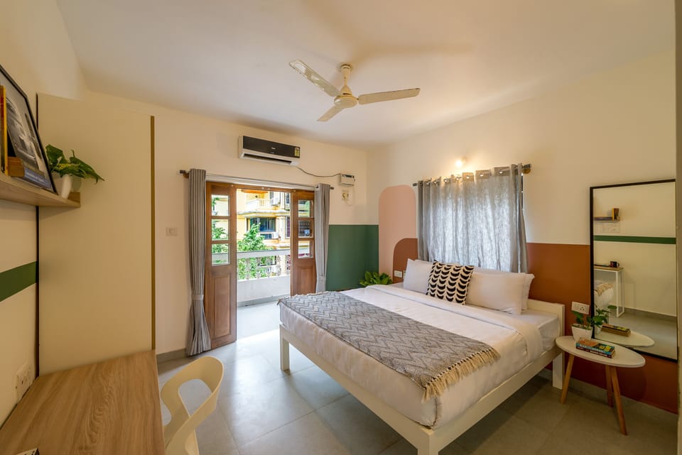 Deluxe Apartment | Premium bedding, desk, free WiFi