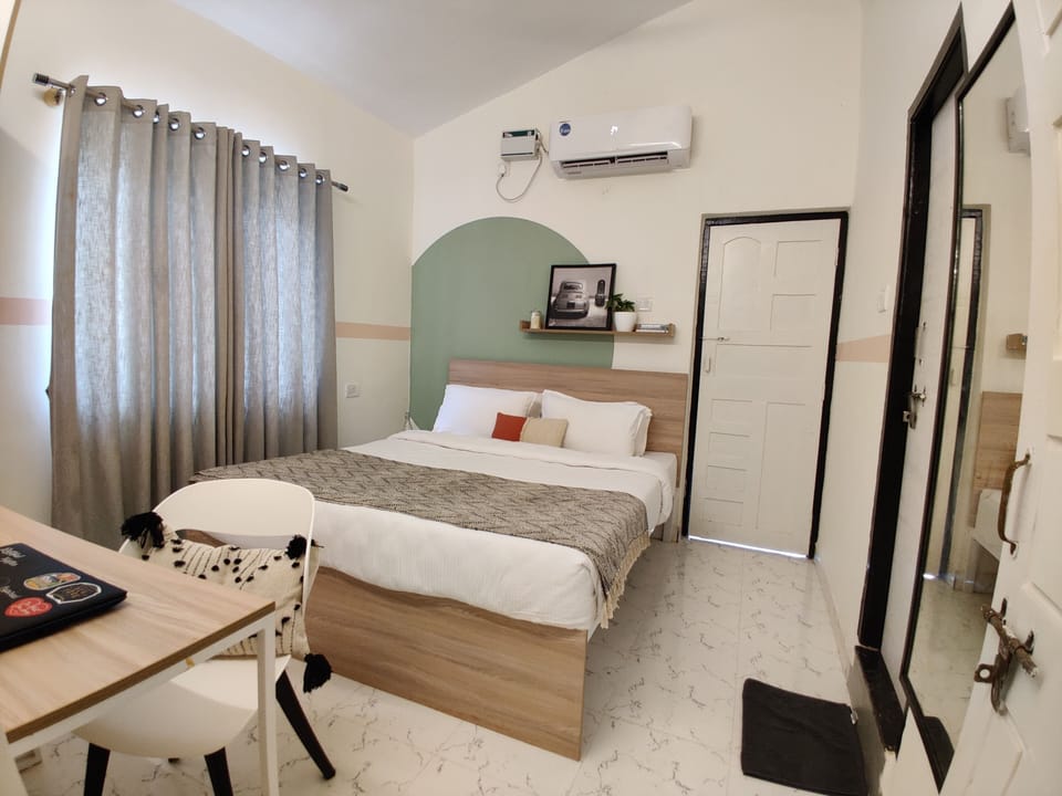 Premium bedding, desk, free WiFi