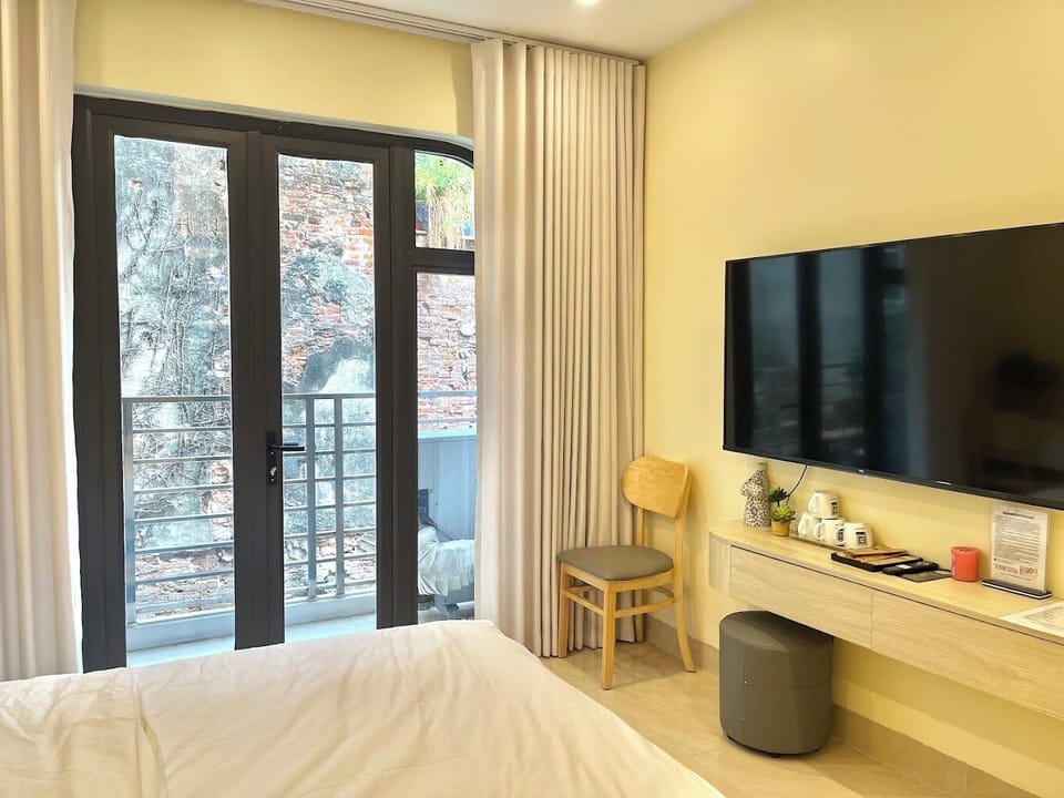 Family Room | Laptop workspace, free WiFi