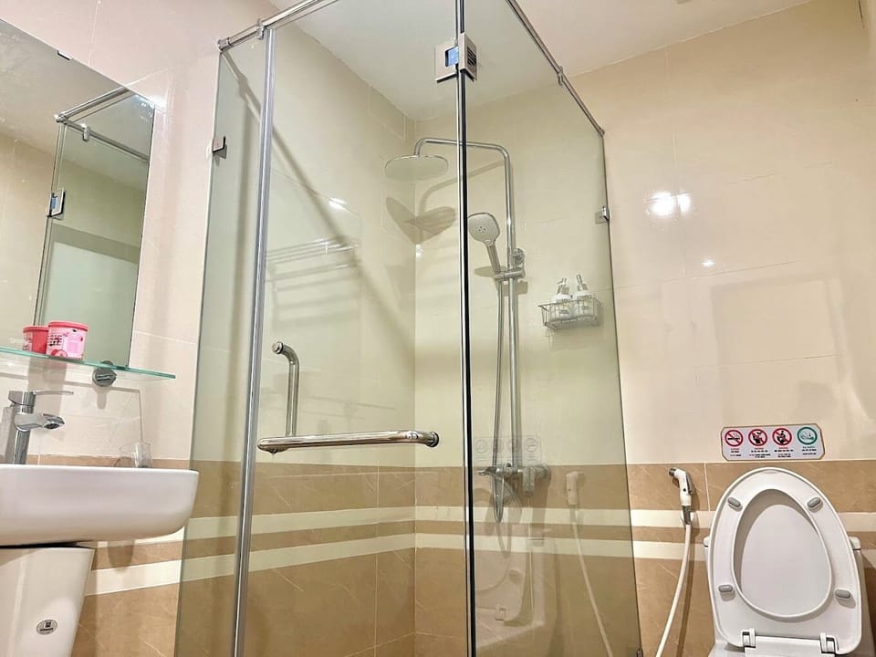 Family Room | Bathroom | Shower, hydromassage showerhead, slippers, towels