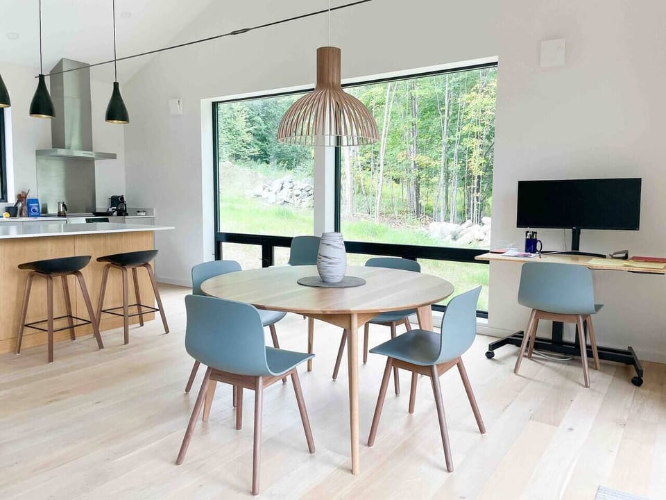 Dining & workspace with fast Starlink WiFi (100+ Mbps)