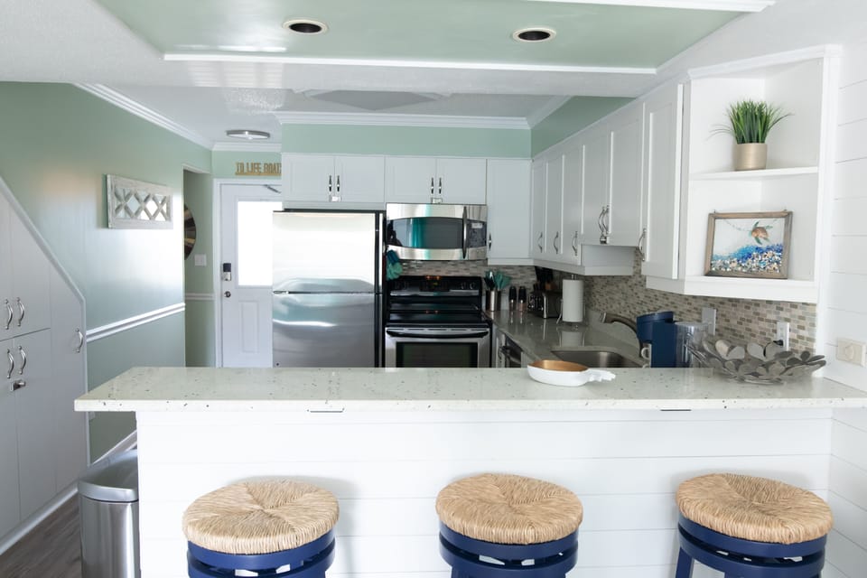 Full kitchen to make your favorite meals. Bar area for snacks and extra seating.
