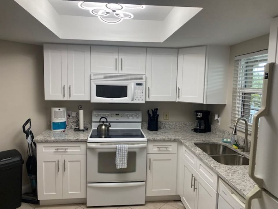 Full kitchen