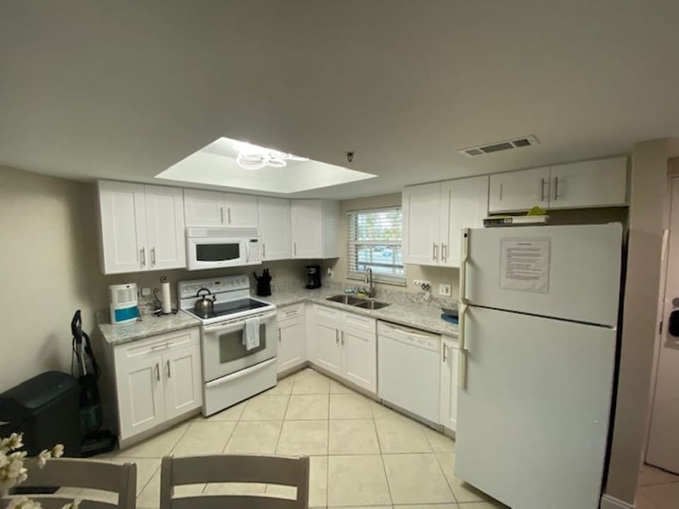 Full kitchen