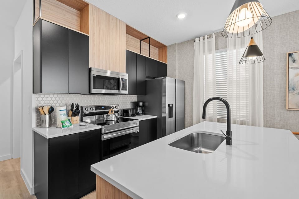Sleek and stylish kitchen: Create delicious family moments.