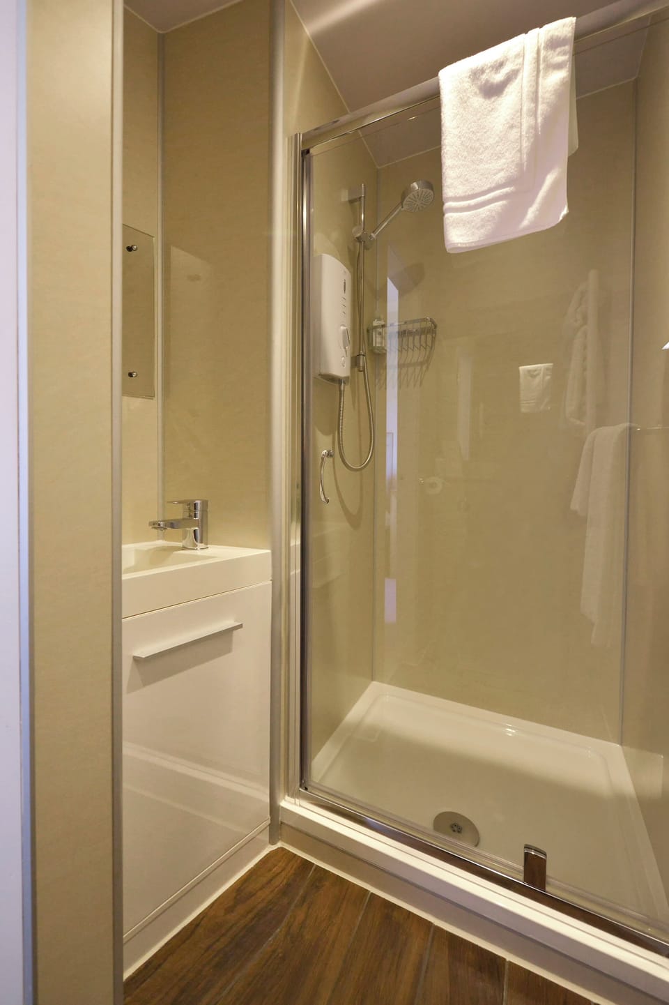 Basic Twin Room | Bathroom | Shower, free toiletries, hair dryer, slippers
