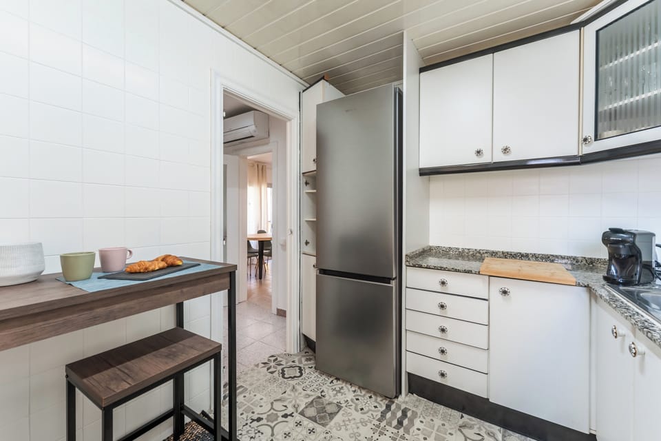 Family Apartment | Private kitchen | Full-size fridge, microwave, oven, stovetop