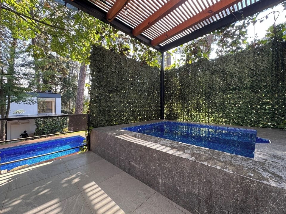 Disfruta de la exclusividad de un jacuzzi privado, donde el relax y la comodidad se combinan para ofrecerte una experiencia única en Valle de Bravo. Ideal para un día de descanso o una noche romántica bajo las estrellas.